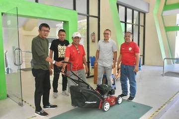 Asprov Serahkan Bantuan Mesin Pemotong Rumput Stadion Merdeka 