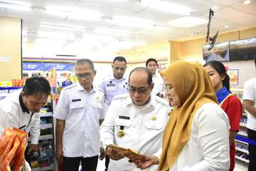 Adhan Dambea Sidak Supermarket Memastikan Pemasaran Produk UMKM 