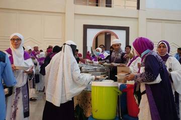 Jemaah Kloter 28 Disambut Hidangan Khas Daerah
