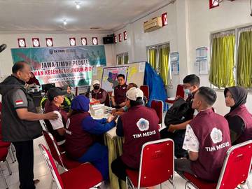 Tim Relawan Medis UNG Salurkan Bantuan Korban Banjir  