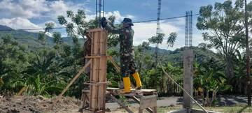  Babinsa Bersama Masyarakat Bangun Koperasi Desa