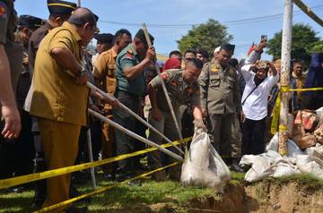 Sebanyak 12.701 Botol Miras Hasil Razia Dimusnahkan