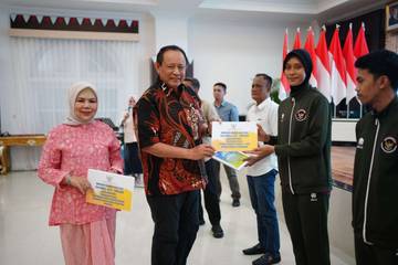 Atlet SEA Games Terima Bonus Dari  Pemprov Gorontalo 