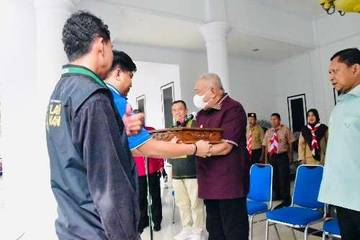 Tonny Serahkan Bendera Pusaka Dikirab Menuju Bone Bolango