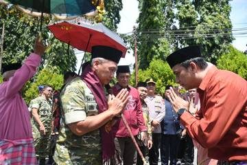Berkunjung ke Boalemo, Pangdam XIII/Merdeka Disambut Adat Mopotilolo