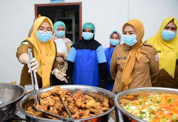 Wagub Tinjau Operasional SPPG dan MBG di Bone Pantai  
