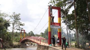 Brimob Polda Gorontalo Siaga Perbaiki Jembatan Gantung