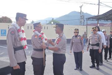 Kapolresta Gorontalo Kota Lepas Dua Personel Purna Tugas