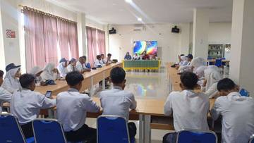 SMPN Mananggu Belajar Langsung di Pusat Literasi Daerah 