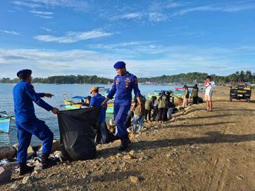 Personel Marnit Tilamuta Gelar Bersih Pantai Desa 