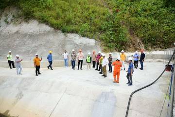 Kunjungan Mendadak Wagub Idah ke PLTMH Poduwoma