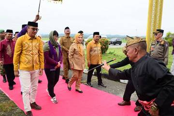 Wamen Diktisaintek Disambut Adat Mopotilolo di Gorontalo 
