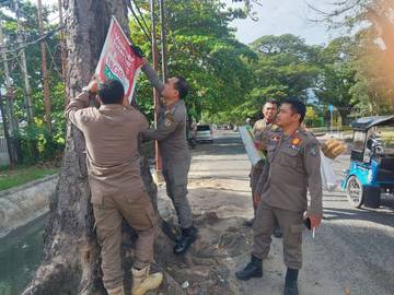 Satpol PP Kota Gorontalo Tertibkan Baliho Liar