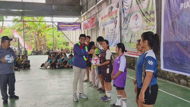 Anggota DPD RI Penrad Siagian Tutup Turnamen Futsal 