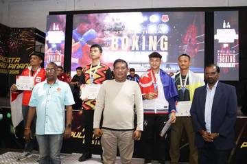 Senangnya Enos Meraih Medali Internasional Pertamanya