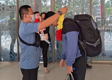 Enos Pulang dan Disambut Hangat di Kampung Halamannya