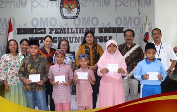 KPU Kota Gunungsitoli Beri Santunan dan Doa Bersama