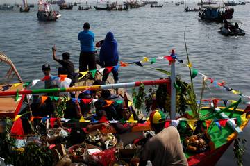 Larung Sesaji, Ritual Tolak Bala di Teluk Jakarta