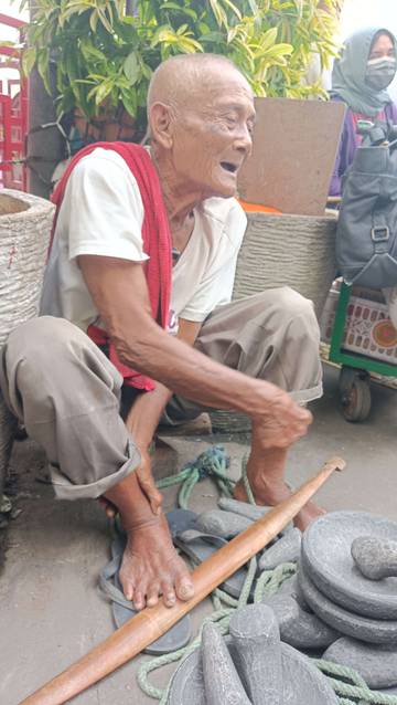 Potret Akik Penjual Cobek Pasar Tanah Abang