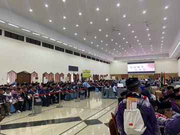 Ratusan Calon Jamaah Haji Kloter 11 Tiba di Asrama Haji Pondok Gede