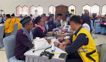Jemaah Calon Haji Banten Tiba di Asrama Haji Pondok Gede