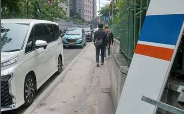 Trotoar Dekat Bunderan HI Menyempit, Pejalan Kaki Terpinggirkan