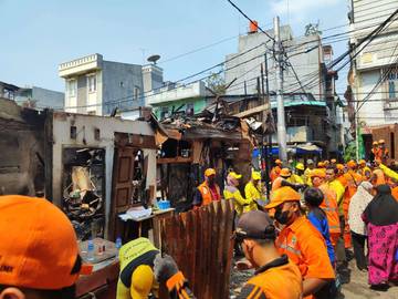 Ratusan Petugas Gabungan Bersihkan Jalan Pascakebakaran Tambora