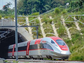 Sehari Bersama Whoosh, Bandung Kini Lebih Dekat