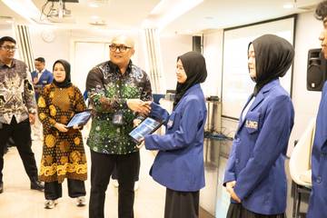 IDSurvey Group dan UAG Berikan Bea Siswa 2025