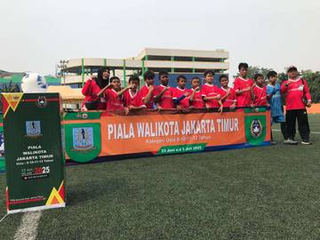 Cucu Somantri Berikan Bantuan Bola Ke SSB Jakarta 