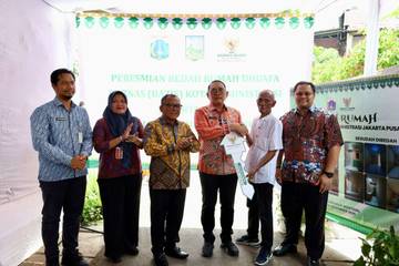 Arifin, Serahkan Kunci Program Bedah Rumah di Menteng