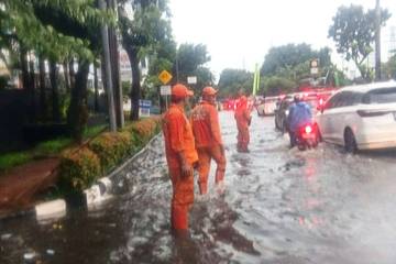 Petugas DKI Sigap Tangani Genangan Banjir