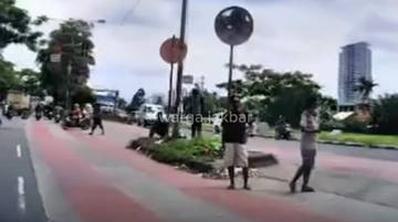 Tak Diberikan Uang, Pak Ogah Maki Pengendara di Jakbar