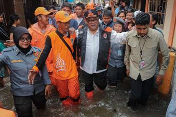 Rano Tinjau Dua Lokasi Pengungsian di Jakarta Barat
