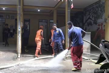 Paska Banjir, Warga Kampung Melayu Bersihkan Lingkungan