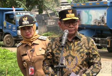 Gubernur Pramono Anung Tinjau Pengerukan Kali Sepak Kembangan