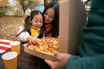 Ini Momen Orang Lazim Mentraktir Makanan