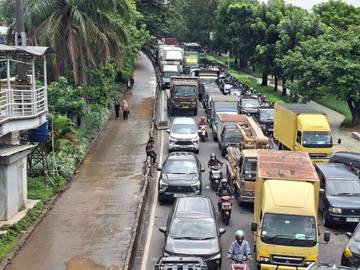 Macet Daan Mogot: Penumpang Transjakarta Terpaksa Jalan Kaki