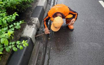 Antisipasi Genangan, Puluhan PPSU Kembangan Selatan Bersihkan Saluran