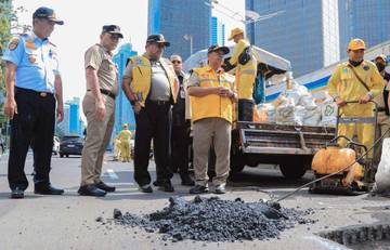 Rano Karno Tinjau Perbaikan Jalan Rusak di Thamrin