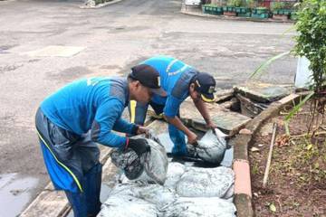 Pasukan Biru Antisipasi Banjir Terusan Bandengan