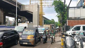 Truk Mogok Usai Tabrak Separator Busway S. Parman