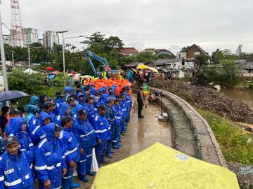 Ratusan Personel Gabungan Dikerahkan Bersihkan Bantaran Ciliwung