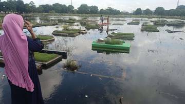 Nyadran Jelang Puasa, Peziarah Hadapi Makam Terendam Banjir