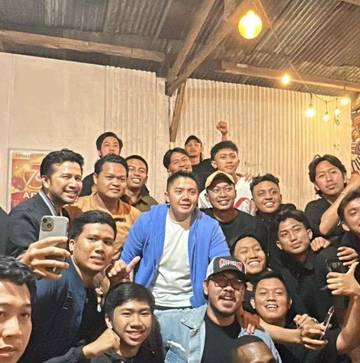 Sekab Teddy Nobar Final AFC Futsal Bersama Warga 