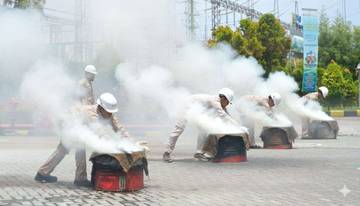 Bulan K3, PLTU Jeranjang Gelar Lomba Pemadam Kebakaran   