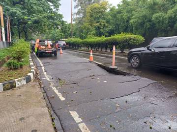 Truk Muatan Berlebih, Sebabkan Jalan Amblas