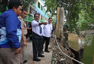 Rano Karno Pastikan Penanganan Pascabanjir Cipulir Berjalan Baik