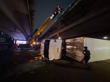 Truk Terguling di Tomang Belum Dievakuasi hingga Tengah Malam