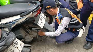 Satpol PP Tamansari Cabut 85 Pentil Motor di Glodok